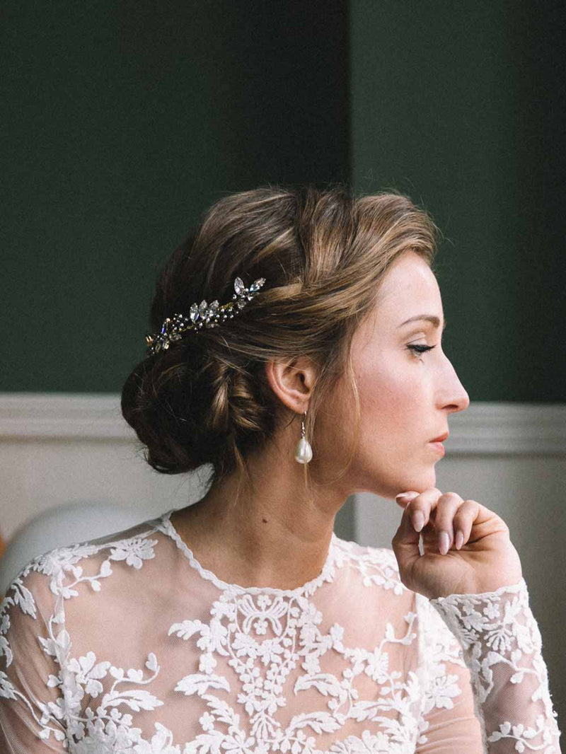 Braut trägt Haarschmuck "Aria" in gold mit Swarovski-Kristallen von Kokoro Berlin