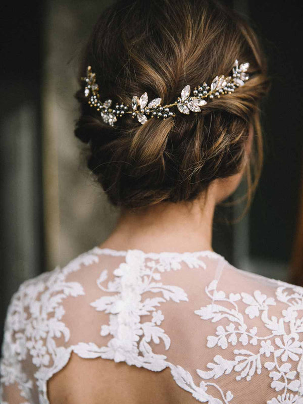 Braut trägt hinten Haarschmuck "Aria" in gold mit Swarovski-Kristallen von Kokoro Berlin