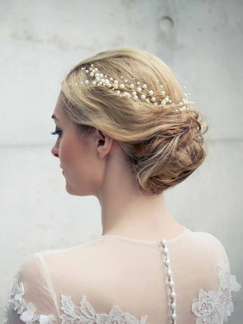 Braut trägt Perlenhaarkranz "Athena" in gold von Kokoro Berlin