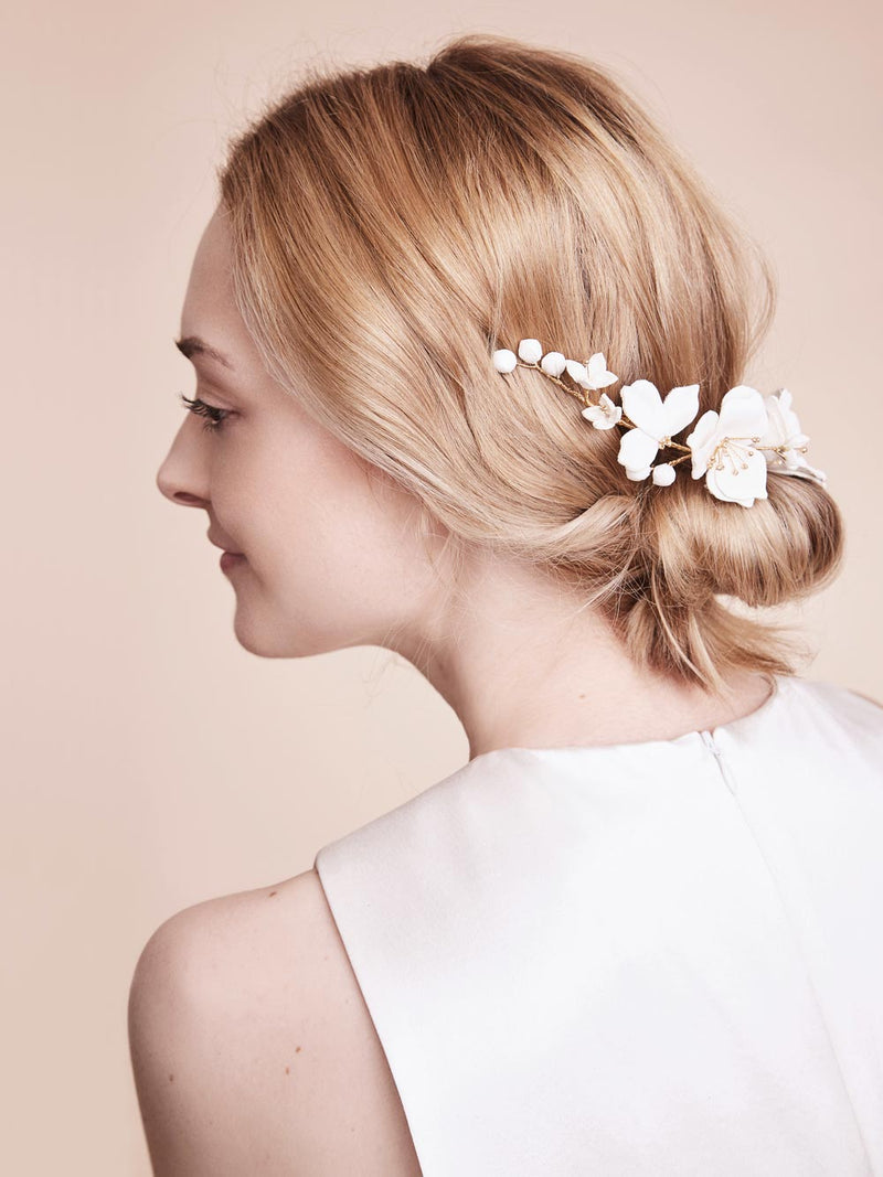 Seitenansicht Braut trägt romantisches Headpiece "Fleur" aus Lederblüten von Kokoro Berlin