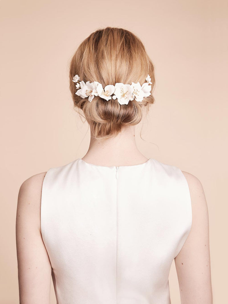 Braut trägt romantisches Headpiece "Fleur" aus Lederblüten von Kokoro Berlin