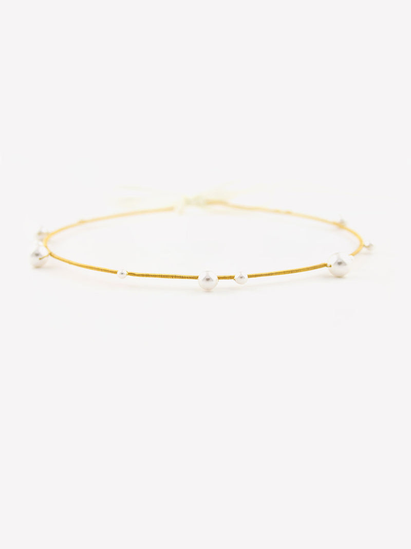 Minimalistisches Perlenhaarband "Willow" in gold von Kokoro Berlin