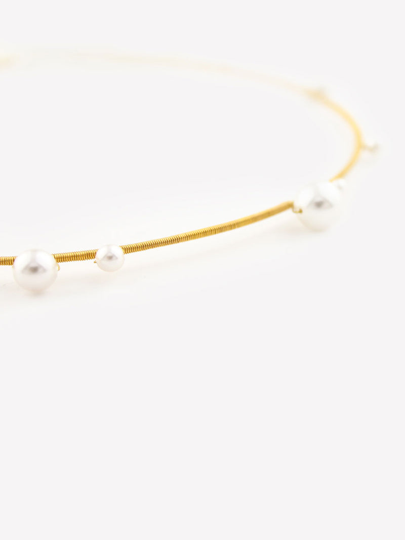 Detailbild: Minimalistisches Perlenhaarband "Willow" in gold von Kokoro Berlin