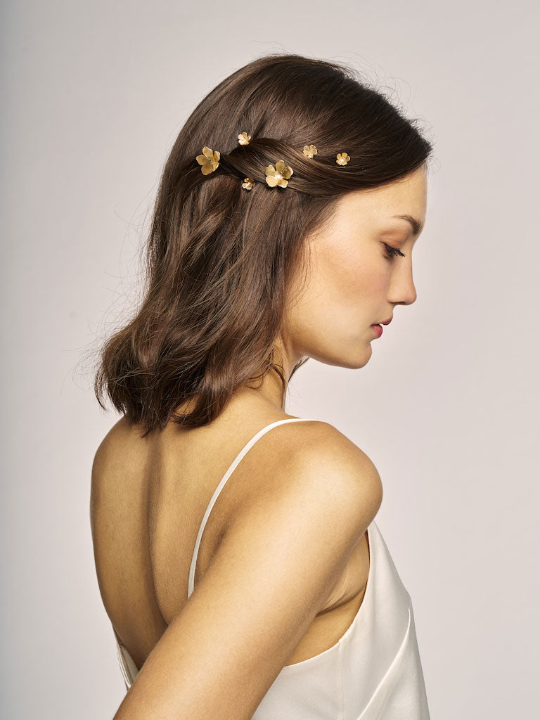 Braut trägt vergoldete Haar-Pins "Bouquet" von kj. - Kokoro Berlin x Jeonga Choi Berlin