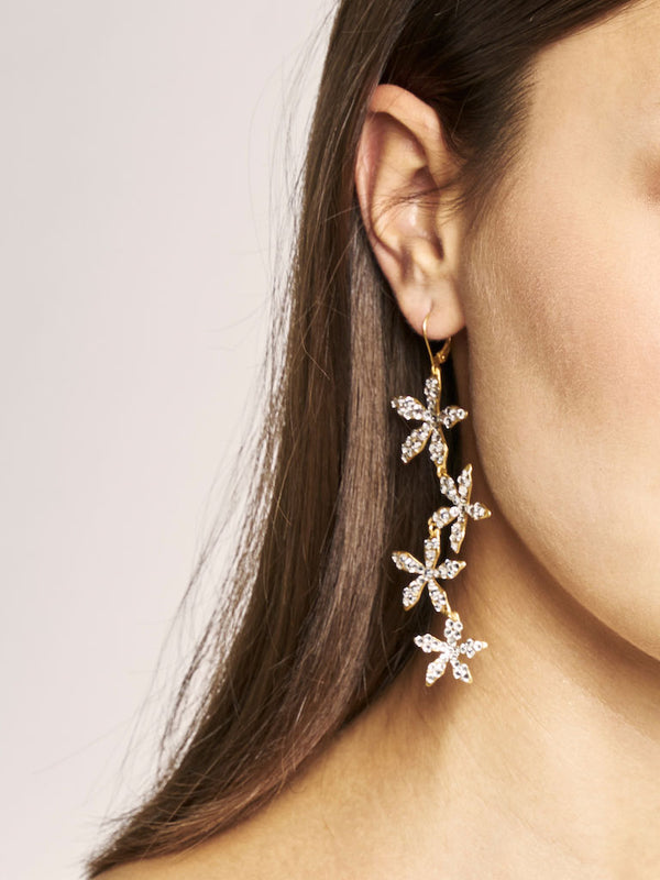 Detailbild: Braut trägt vergoldete Ohrringe "Ciel Cascade Crystal" von kj. - Kokoro Berlin x Jeonga Choi Berlin